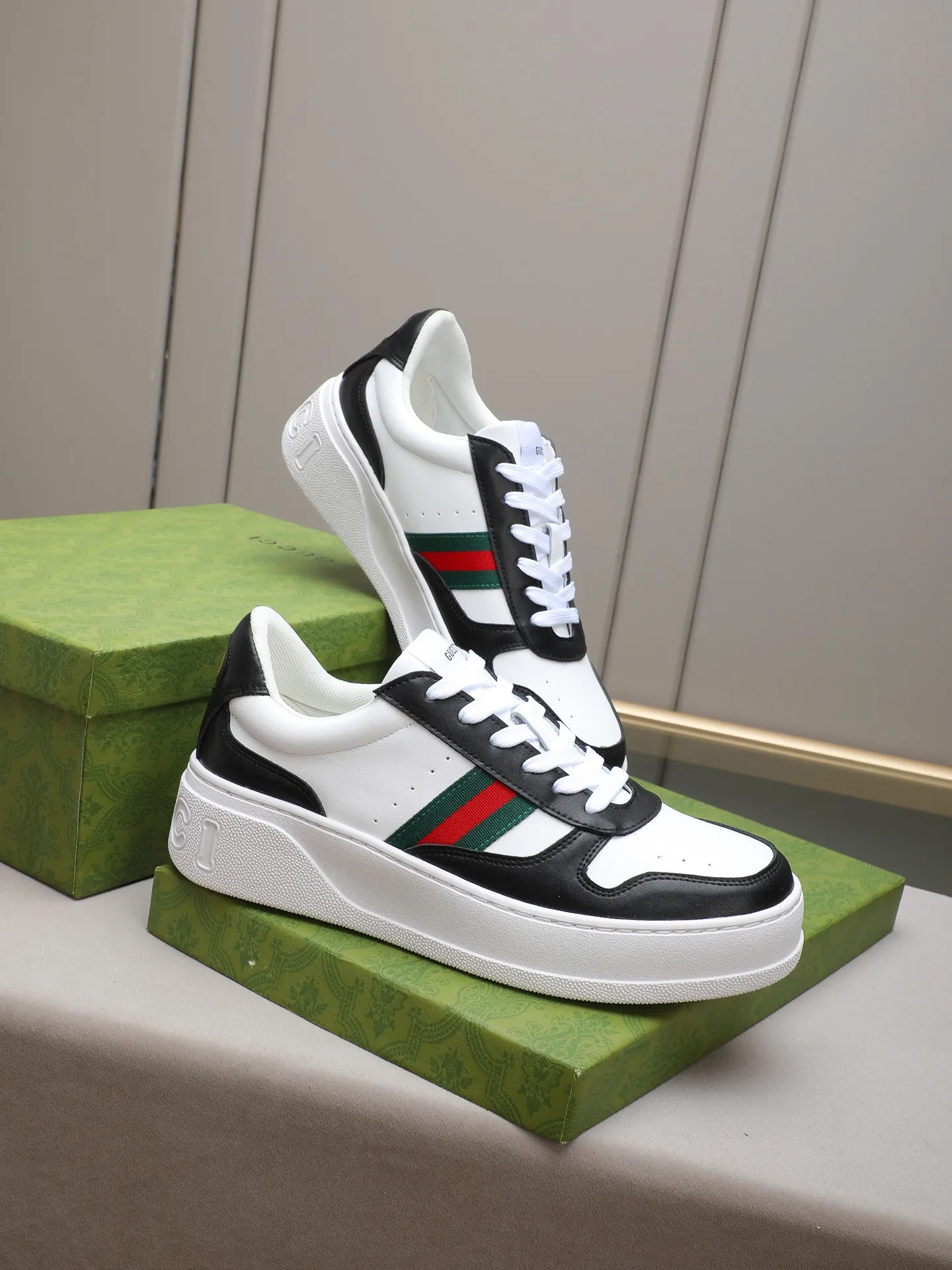 PP420 new men's shoes GUCCI fashion trend, made of first-layer calfskin➕breathable mesh lining! The foot feels super comfortable and the workmanship is impeccable. The original ultra-light outsole, size: 38-44 (45 customized), 5 colors to choose from!